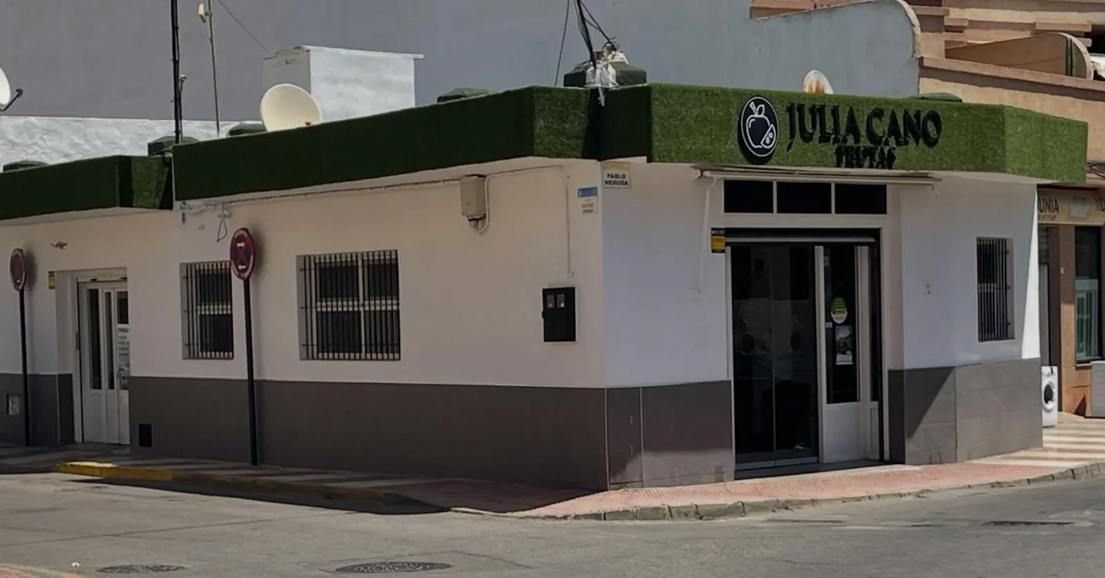 Fachada de la frutería Julia Cano Frutas en C. Pablo Neruda, Roquetas de Mar